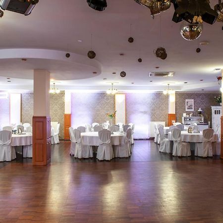 First Hotel Тчев Экстерьер фото