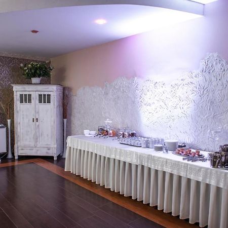 First Hotel Тчев Экстерьер фото