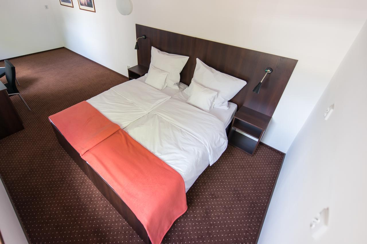 First Hotel Тчев Экстерьер фото