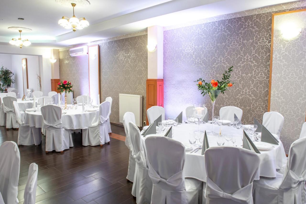 First Hotel Тчев Экстерьер фото