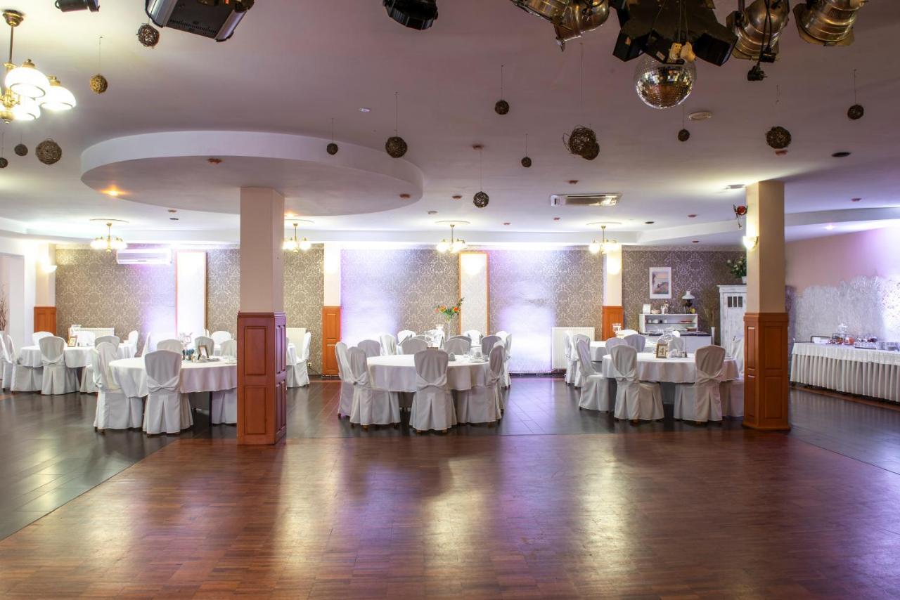 First Hotel Тчев Экстерьер фото