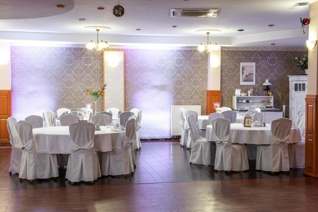 First Hotel Тчев Экстерьер фото