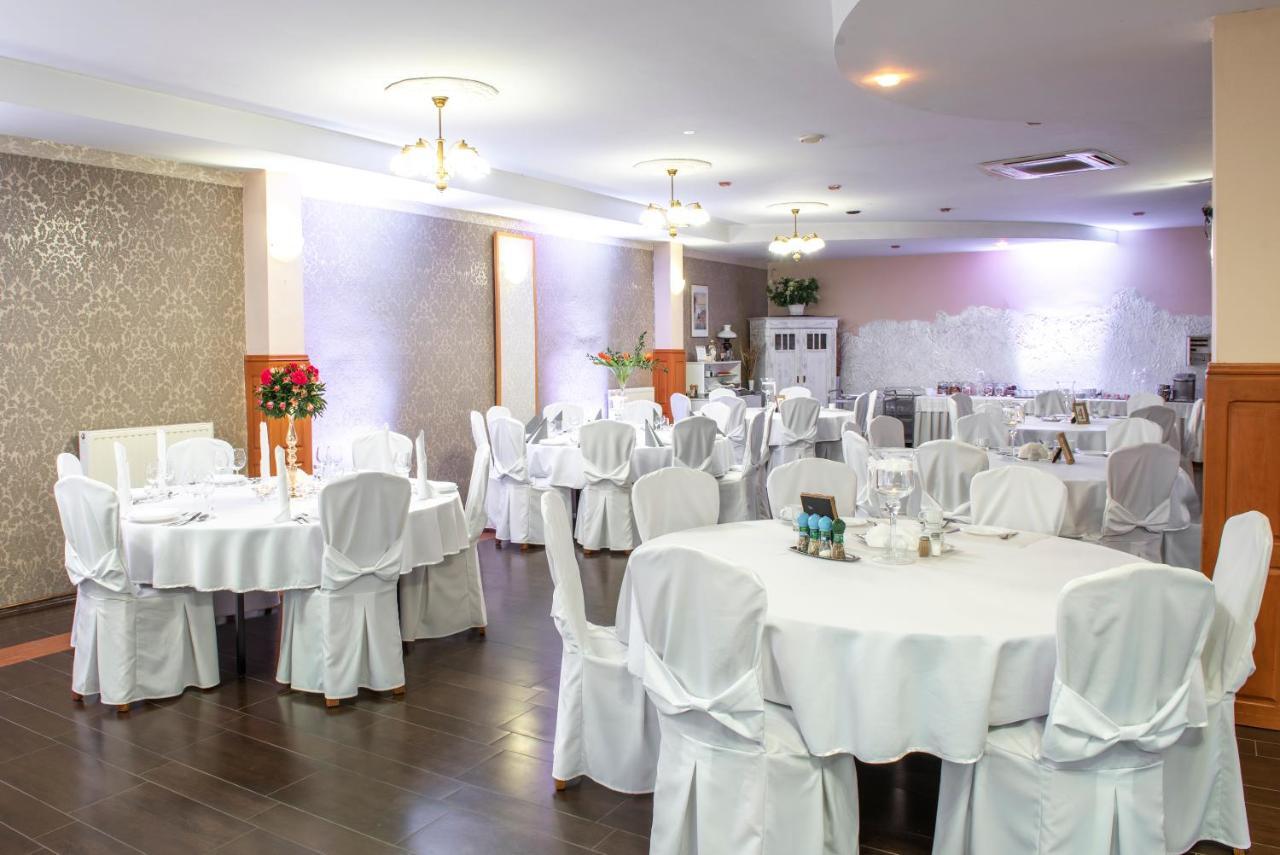 First Hotel Тчев Экстерьер фото